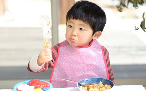 遊び食べをして食べてくれない！ そんなわが子にできること4つ