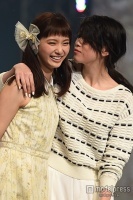 新川優愛＆三吉彩花のキュートな“密着”フィナーレに歓声　頬にキスも＜神戸コレクション2015S／S＞