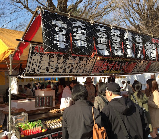 花見の屋台は新名物・肉巻もちもち棒が美味い！ むっちり潰し飯にこってりバラ肉で美味トロすぎ!!!