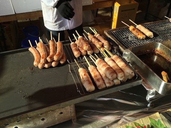 花見の屋台は新名物・肉巻もちもち棒が美味い！ むっちり潰し飯にこってりバラ肉で美味トロすぎ!!!