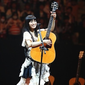 miwa、アコギ1本の武道館2DAYSでファンと大合唱