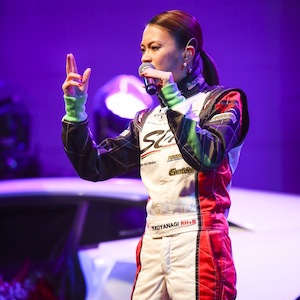 小柳ゆき、レーシング・スーツに身を包み新曲初披露