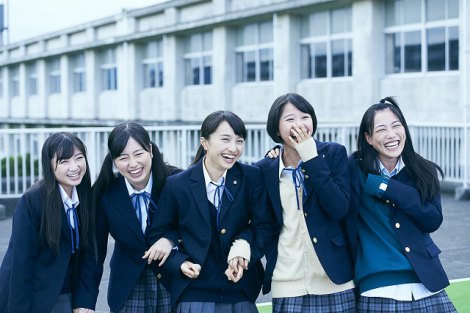 ももクロ、主演映画“制服”衣装展　都内CD店5ヶ所