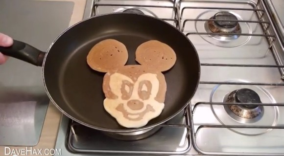 子どもも大人も大喜び!!　簡単にできちゃう「ミッキーマウス」パンケーキの作り方動画