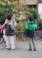 行きの車でお菓子を食べ尽くす中国の子ども、その子たちに自分のお菓子を分けてあげる日本の子ども―中国ネット