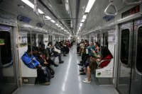 ソウルの地下鉄車両で外国人グループによる落書き被害が多発―韓国
