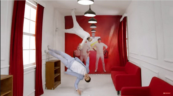 【豪華すぎ】米国ロックバンド「OK Go」が家具屋のCMを制作したらこうなった!! トリック満載の約2分の映像が完全にCMの域を超えている件