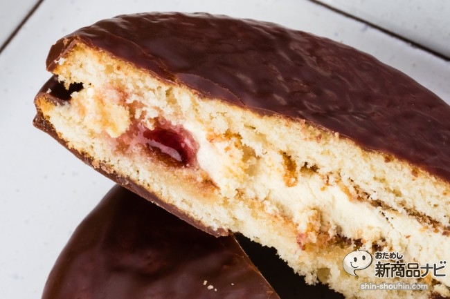 『世界のチョコパイ紀行ファイナル　マカダミア＆ベリーパンケーキ味』はリキュール感満点の濃厚味がすごい!