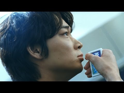 綾野剛が『ミンティア』新CMの裏側でテクニックを披露。「これやってる人いるのかな？」