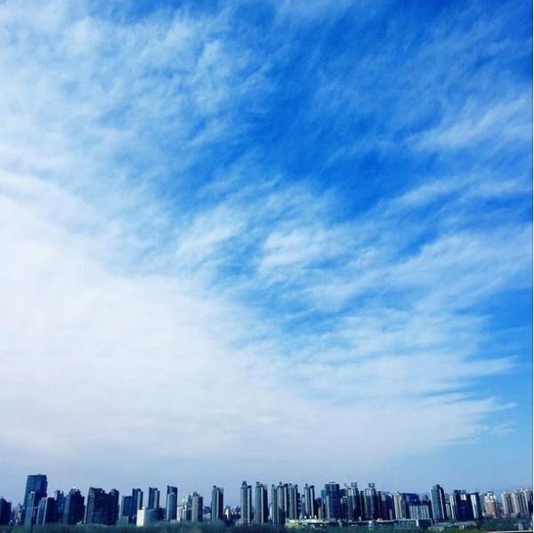 蒼井そらが投稿した“北京の青い空”に反響。「日本じゃPM2.5がひどいのに？」