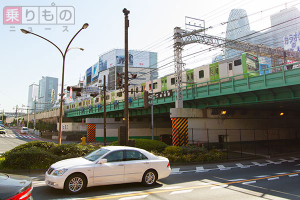 山手線新型車両E235系、東京に初登場　新宿大ガードを通過