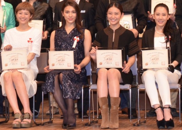 武井咲と秋元才加が“階段落ち”を宣言！？　ベストアクション女優賞を受賞
