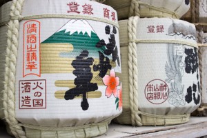 木槌で叩けば、めでたい響きが聞こえてきます。樽酒の蓋を割ったことがある？