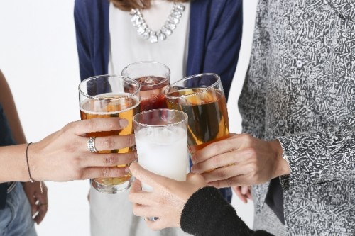 ちょっと飲みすぎじゃない…？「女性のアルコール依存」危険サイン5つ