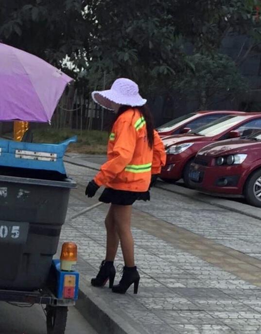 四川省でミニスカ・ハイヒールの女性清掃員登場、ネット上で「ファッショナブルな清掃員」と話題に―香港メディア