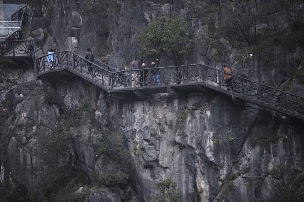 重慶・武陵山の断崖にスリル満点の「空中桟道」―中国メディア