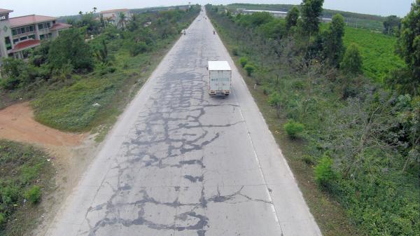 海南省の国道ガタガタ、補修跡が「刺青」状態に・・過積載車両が原因か―中国メディア
