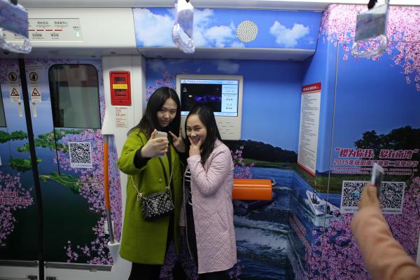 河南省鄭州市の地下鉄に桜ラッピング電車がお目見え―中国メディア