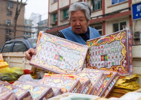 中国清明節、先祖への供え物に「たばこ」や「麻雀牌」も―山西省