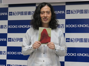 ピース・又吉、「初めての小説が書店に並んで嬉しい」としみじみ！　自身初の長編小説『火花』が発売!!