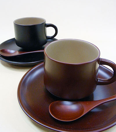 木曽漆器・茜内白コーヒーカップ・スプーン付き（木製）、溜内白コーヒーカップ・スプーン付き（木製）／ともに￥12,000（税別）