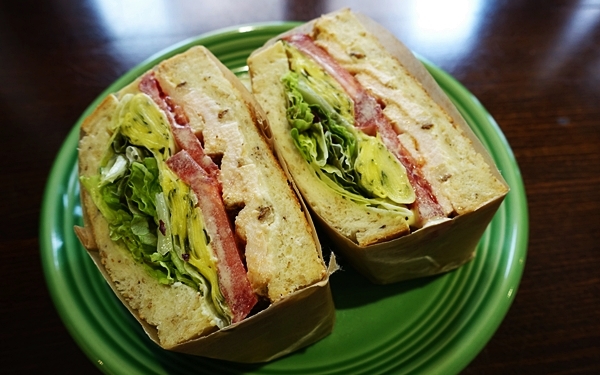 セサミパンとローストチキンのサンドイッチ 850円（税別）。