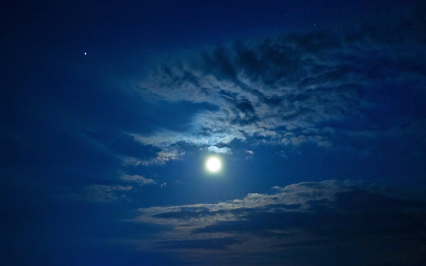 夜空に浮かぶ満月