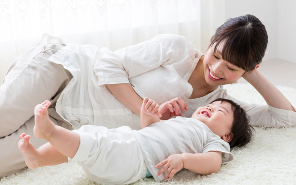 子どもに添い寝するお母さん