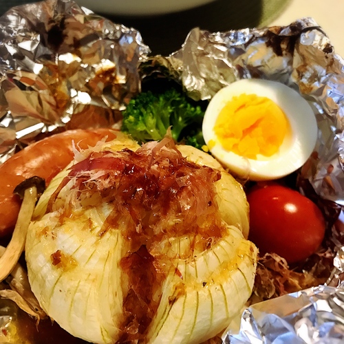 とろっと甘い 丸ごと新玉ねぎのホイル焼き 副菜 レシピ 作り方 E レシピ 料理のプロが作る簡単レシピ