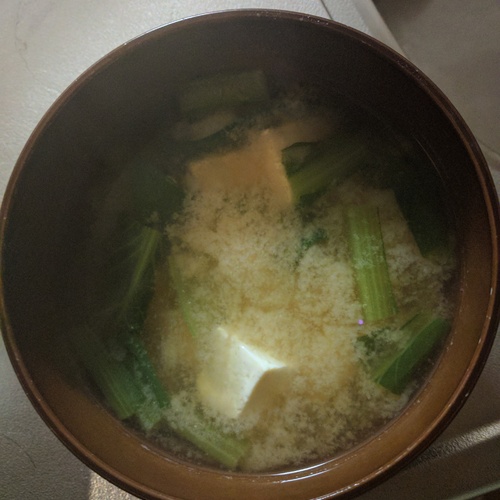 定番 小松菜と油揚げの味噌汁 レシピ 作り方 E レシピ 料理のプロが作る簡単レシピ