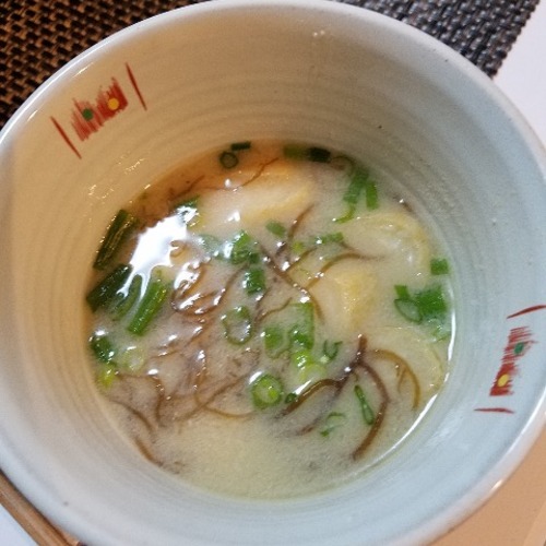 もずくと油揚げのみそ汁 レシピ 作り方 E レシピ 料理のプロが作る簡単レシピ