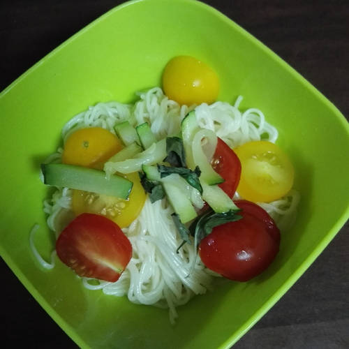 さっぱり トマトとオリーブオイルめんつゆのそうめん レシピ 作り方 E レシピ 料理のプロが作る簡単レシピ