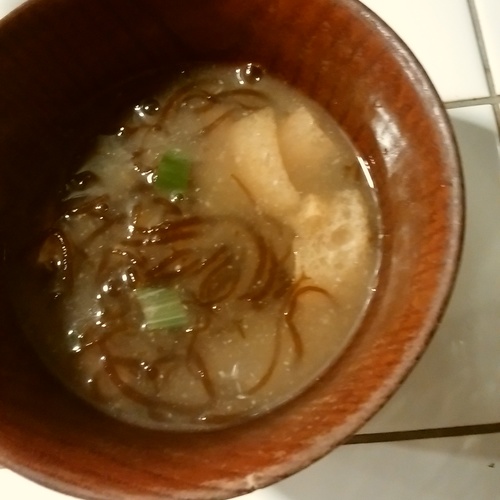 もずくと油揚げのみそ汁 レシピ 作り方 E レシピ 料理のプロが作る簡単レシピ