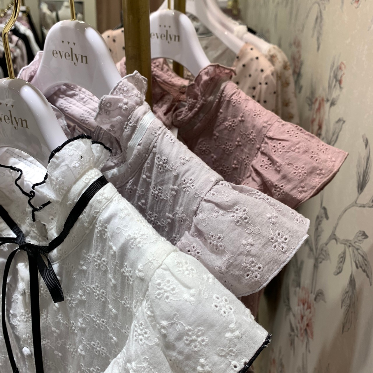 109売れ筋速報 デザインにこだわったワンピならevelynで 夏らしいレース系やセットアイテムも見逃せない ローリエプレス