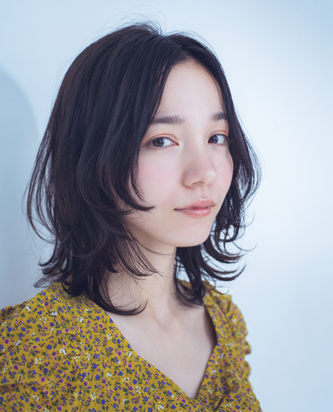 夏 暗髪ヘアが今年の夏も ウルフやショート ロング30選 ローリエプレス