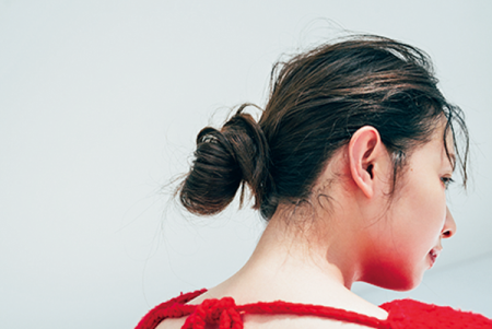 カチューシャ と ビックシュシュ が流行中 テンダーヘアとのスタイリング術 ローリエプレス