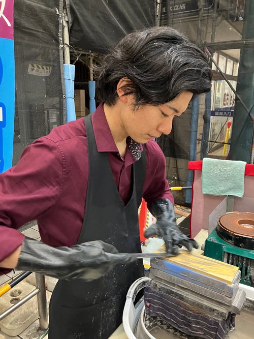 商店街に響く、29歳「包丁研ぎ師」の研ぎ音 見た目にもこだわって仕上げる「信頼と実績」 - エキサイトニュース