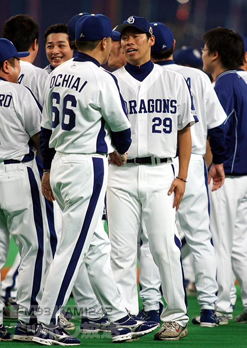 貴重。新聞　中日ドラゴンズ　日本一。落合監督。 写真】満塁本塁打を放ったウッズを抱擁する中日・落合監督：中日