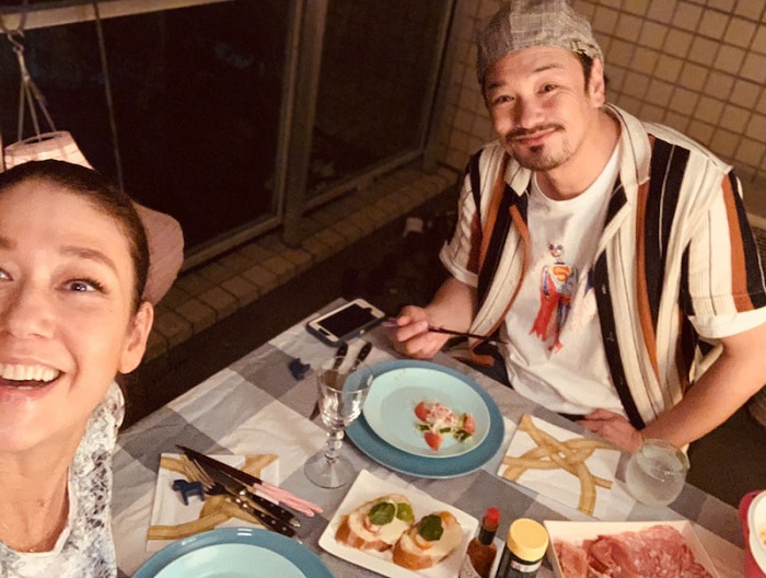 Lilico 夫 小田井涼平とベランダでご飯を堪能 最高に美味しい 21年5月12日 エキサイトニュース
