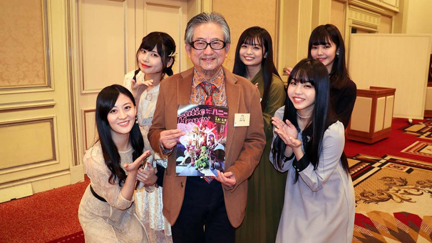 豪先生がハニー達に囲まれる 舞台 Cutie Honey Emotional まもなく開幕 年1月29日 エキサイトニュース 2 2