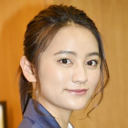 岡田結実 母親との ペアショット 大絶賛で熱望される 母娘 水着写真集 21年9月12日 エキサイトニュース