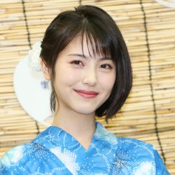 熱愛が影響 浜辺美波 待望の水着写真集 発売もレビュー欄が大荒れに 21年10月28日 エキサイトニュース