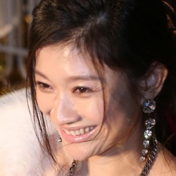 トリンプ 新cm出演した篠原涼子のバストは国民的サイズ 15年9月1日 エキサイトニュース