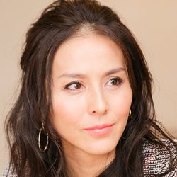 艶っぽいイメージは封印 杉本彩の灰色のパンツスーツ姿に 残念 の声 17年6月12日 エキサイトニュース