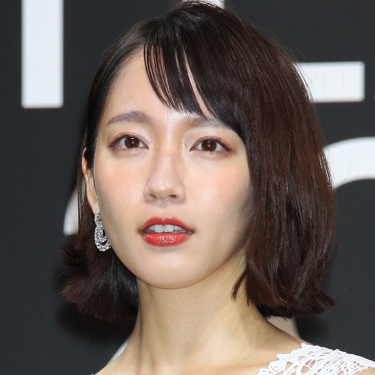 吉岡里帆、「レンアイ漫画家」で見せたダサコーデから丸の内OL、あいみょん風までの七変化が楽しい！ (2021年4月12日) エキサイト