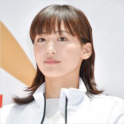 綾瀬はるか 私服のスポーツウエアが ダサかわいい と話題 21年3月9日 エキサイトニュース