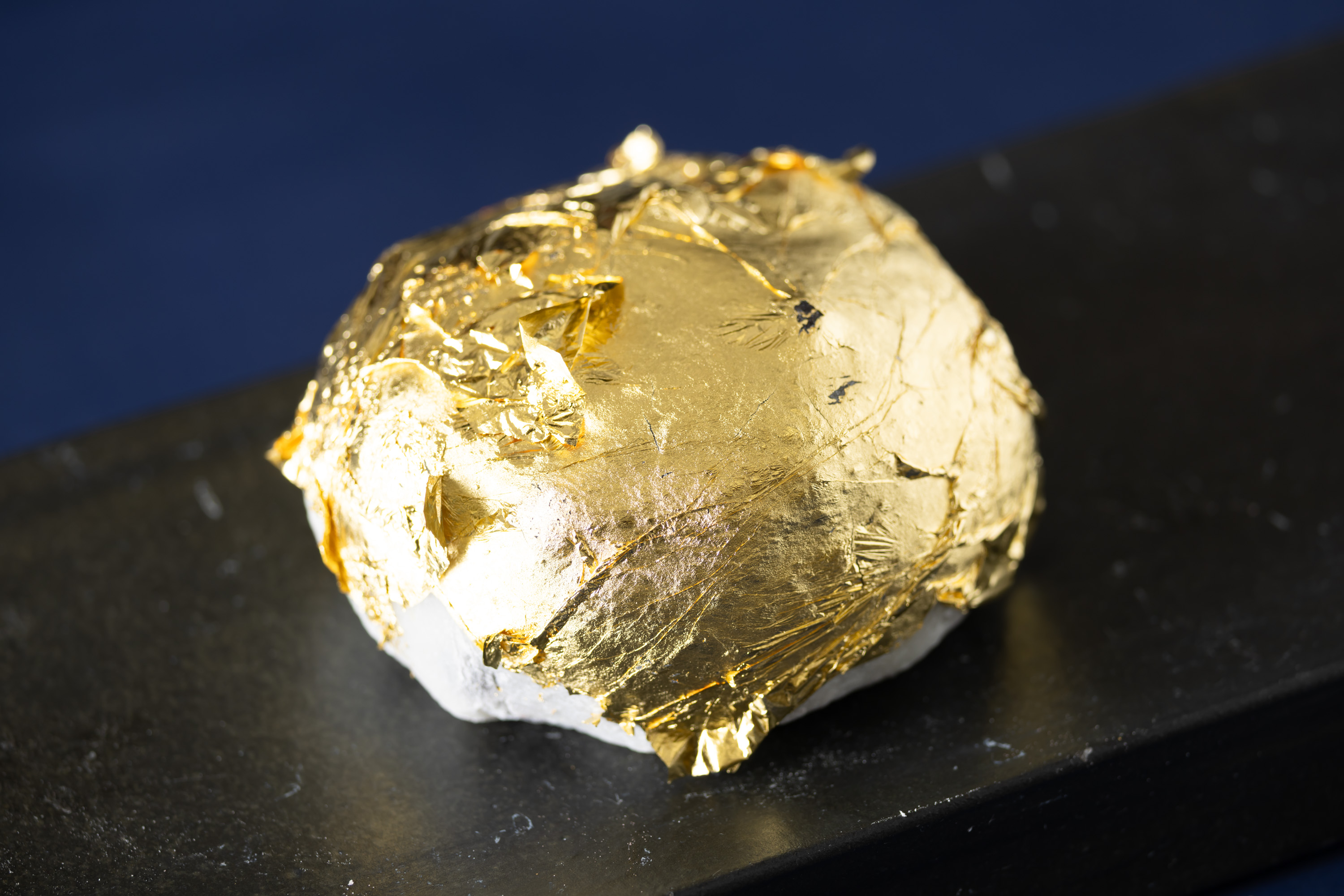 今年、史上最高値を更新した“金”にあやかってキラキラの金箔をまとった