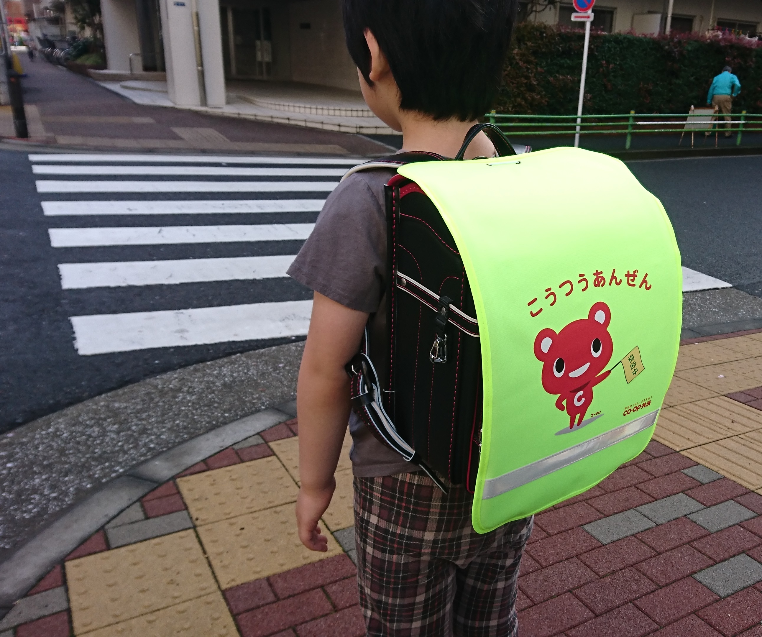 全国の小学校5 933校の新一年生に ランドセルカバー 30万5千枚を寄贈 自治体から好評を得て7年連続贈呈 21年4月5日 エキサイトニュース