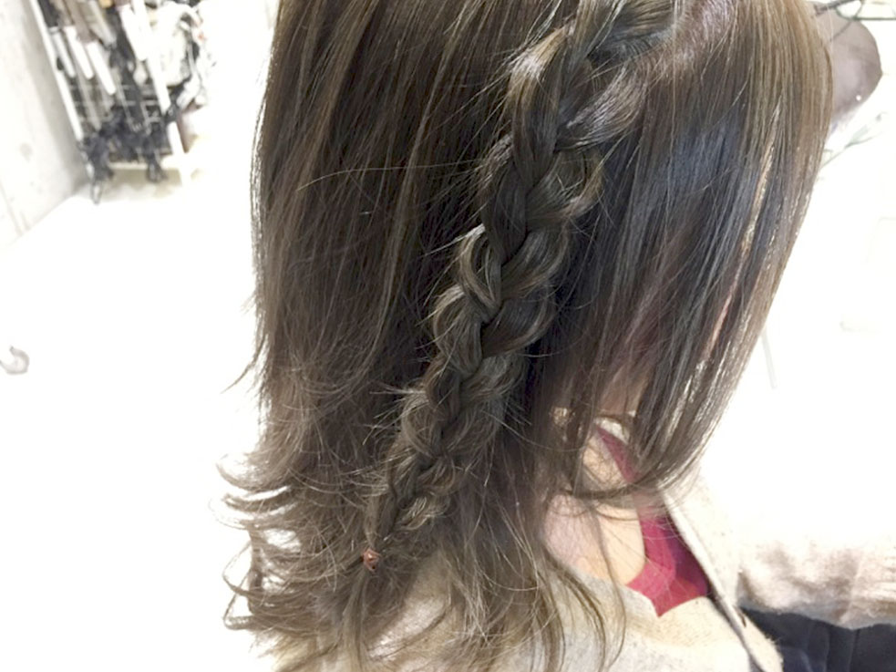 簡単ひと手間ヘアアレンジ 三つ編みハーフアップでボヘミアンな