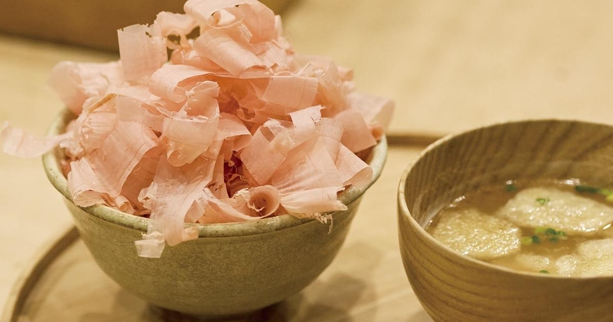 心にもお腹にも贅沢な朝食5 ふわっふわの鰹節がこんもりのったご飯と鰹だしの味噌汁が堪能できる かつお食堂 ローリエプレス